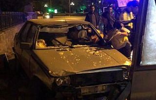 Başkent’te otomobil reklam panosuna çarptı: 1...