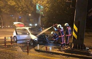 Başkent’te yön levhasına çarpan otomobil alev...