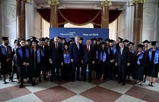 BAU Internatinal 3. dönem mezunlarını verdi