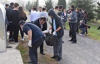 Belediye başkanı öğrencilerle beraber çöp topladı