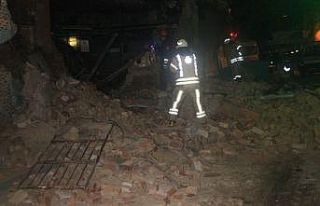 Beyoğlu’nda tek katlı metruk bina çöktü