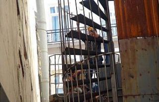 Beyoğu’nda çökme riskiyle boşaltılan binanın...