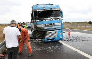 Bolu’da TEM Otoyolu’nda lastiği patlayan tır...