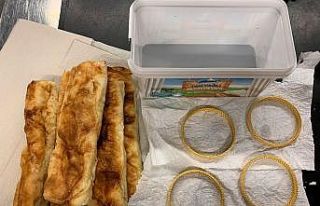 Böreklerin içine altın gizledi, polise yakalandı