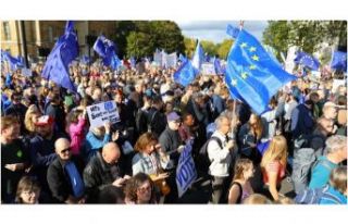 Brexit karşıtı yüz binlerce kişi sokağa döküldü