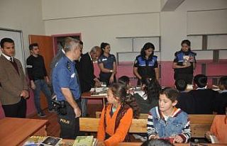 Bulanık polisi öğrencileri kütüphaneyle buluşturdu