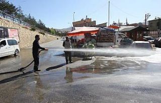Cadde ve sokaklar tazyikli suyla yıkandı