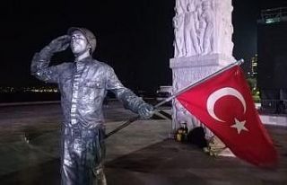 Canlı heykel olup 24 saat boyunca asker selamı verecek