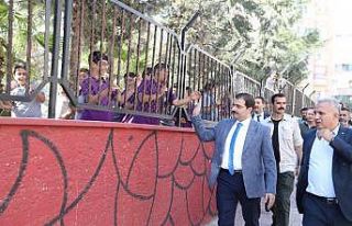 Canpolat halkla iç içe olmayı sürdürüyor