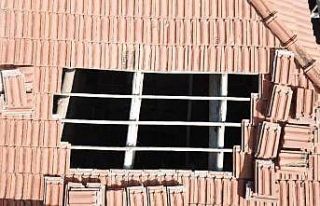 Çatıda havalandırma boşluğu açıp, kenevir yetiştirmiş