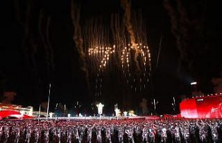 Çin’de kuruluş kutlamalarında muhteşem havai...