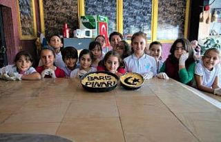 Çocuklar yaptıkları ekmeklerle Mehmetçiğe selam...