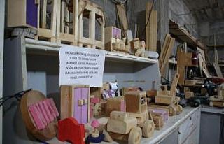 Çocukları zararlı oyuncakla oynamasın diye ahşap...