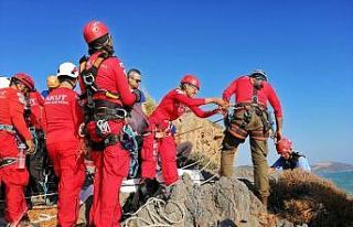 Deniz seviyesi yükselince mağarada mahsur kalan...