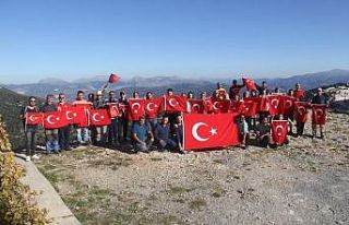 Doğaseverlerden Mehmetçiğe destek tırmanışı