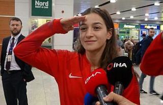 Naz Çakıroğlu’ndan havalimanında asker selamı