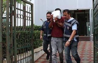 Durakta otobüs bekleyen kişinin cebinden parasını...