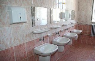 Edremit’te tehlike saçan okul lavaboları baştan...