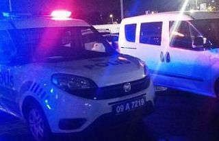 Elleri kelepçeli halde firar etti