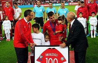 Emre Belözoğlu’na 100. maç hediyesi