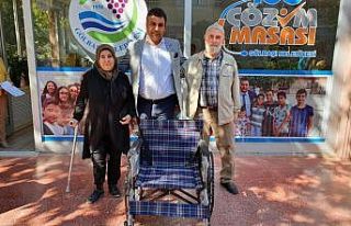 Engellilere tekerlekli sandalye verildi