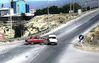 Erzincan’da iki otomobilin çarpışma anı kamerada