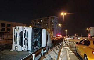 Esenler’de hafriyat kamyonu devrildi: 1 ağır yaralı