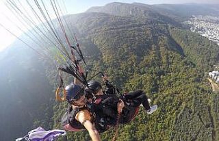 Eşinden boşanmasını paraşütle atlayarak kutladı