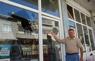 Eski muhtarın işyerinin camları kırıldı