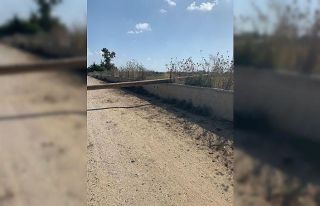 Fırtına elektrik direğini devirdi