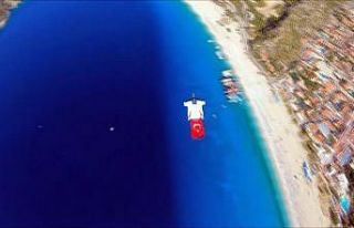 Fransız paraşütçüler, Türk bayrağını gökyüzünde...