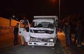 Freni boşalan kamyonetin çarptığı araç yaklaşık...