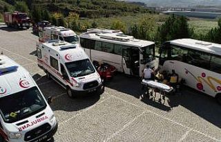 Hastanede gerçeğini aratmayan trafik kazası tatbikatı