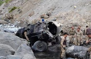 Askeri araç devrildi: 2 şehit, 5 yaralı