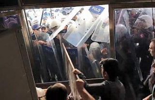 HDP önünde açıklama yapmak isteyen grup polise...