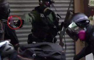 Hong Kong’da polis göstericiye ateş etti
