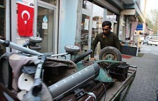 Hurda malzeme toplayarak ailesini geçindiriyor