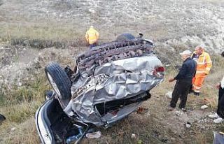 Hurdaya dönen araçtan sağ çıktılar