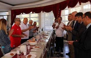 Huzurevi’nde sürpriz doğum günü kutlaması