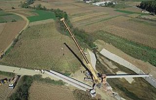 İki mahalleyi birleştirecek köprünün kirişleri...