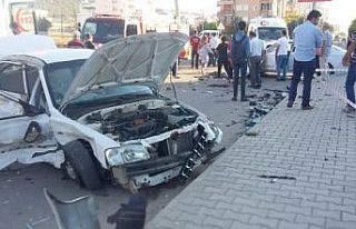 İki otomobil çarpıştı: 3 yaralı
