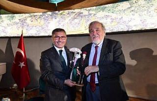 İlber Ortaylı’dan izdiham neden olan gençlere...