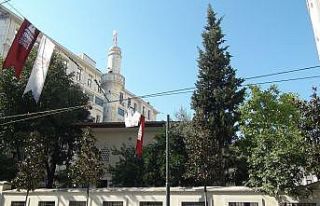 İstanbul’un en işlek caddesinde bulunan cami bahçesine...