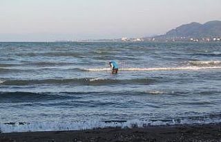 İtfaiye eri denize atlayarak yaşlı adamı kurtardı