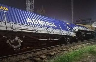İzmir’de mermer taşıyan yük treni devrildi
