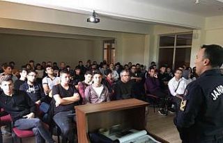 Jandarma’dan öğrencilere "Otostopun Zararları"...