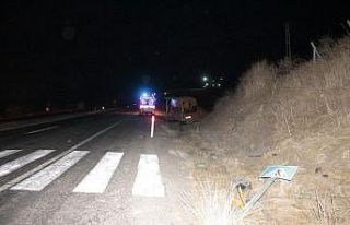 Kaçak göçmenleri taşıyan minibüs kaza yaptı:...