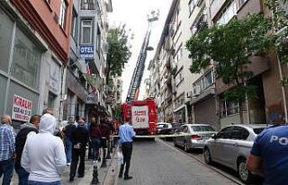 Kadıköy’de 5 katlı bina alev alev yandı
