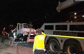 Kamyonet çaya uçtu, sürücü bulunamadı