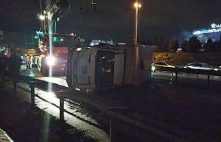 Kamyonet kazada yan yattı, 3 kişi yara almadan kurtuldu